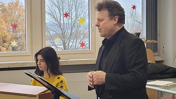 Tenor Martin Fösel zusammen mit Meggi Ukleba, die am Klavier ihr Können unter Beweis stellt.