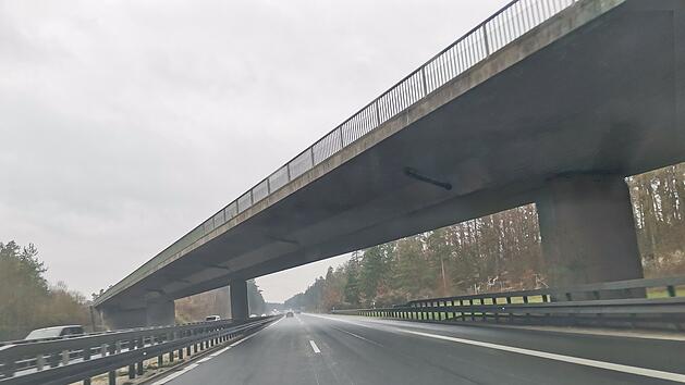 Verkehrspolizei Bamberg sucht Zeugen nach Unfall auf A70 bei Hallstadt