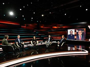 Am Dienstagabend diskutierte Markus Lanz (links) mit Ex-Innenminister Thomas de Maizière (zweiter von links), Linken-Politikerin Janine Wissler (dritte von links), Ex-Bundespolizist Jan Solwyn (Mitte) und den Journalisten Robin Alexander (dritter von rechts), Paul Ronzheimer (zweiter von rechts) und Frederik Pleitgen.