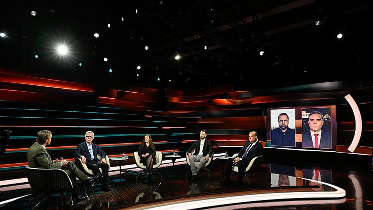 Am Dienstagabend diskutierte Markus Lanz (links) mit Ex-Innenminister Thomas de Maizière (zweiter von links), Linken-Politikerin Janine Wissler (dritte von links), Ex-Bundespolizist Jan Solwyn (Mitte) und den Journalisten Robin Alexander (dritter von rechts), Paul Ronzheimer (zweiter von rechts) und Frederik Pleitgen.