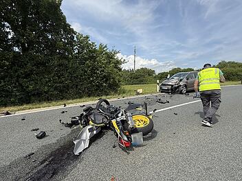 Motorradfahrer bei Unfall im Kreis Roth lebensgefährlich verletzt.