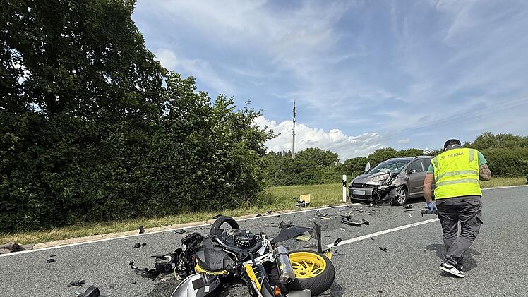 Motorradfahrer bei Unfall im Kreis Roth lebensgefährlich verletzt.