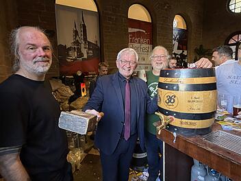 Bamberger Landrat schenkt bei FrankenBierFest in Rom aus
