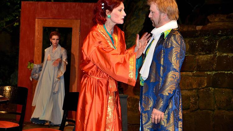 Ruth (Sigrid Kern) glaubt ihrem Mann Charles (Sigurd Sundby) nicht, dass sich dessen verstorbene Frau Elvira (Christine Kammerer) auch im Raum befindet.