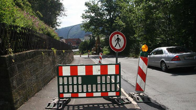 Für Fußgänger gesperrt ist der Gehweg in der Albert-Schweitzer-Straße. Sie erreichen das Klinikum über die Albrecht-Dürer-Straße und den Treppenaufgang.