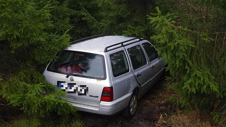 Ein Abschleppfahrzeug musste das Wrack aus dem Wald ziehen.