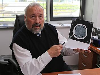 Dr. Norbert Sperke zeigt die Aufnahme des verletzen Schädels jenes Patienten, der in Forchheim operierte wurde. Der helle Fleck weist auf die Blutung zwischen Schädelknochen und Hirnhaut hin. Foto: Barbara Herbst