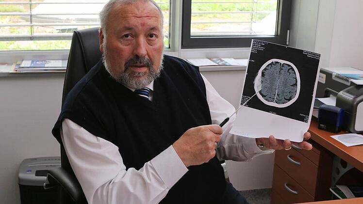 Dr. Norbert Sperke zeigt die Aufnahme des verletzen Schädels jenes Patienten, der in Forchheim operierte wurde. Der helle Fleck weist auf die Blutung zwischen Schädelknochen und Hirnhaut hin. Foto: Barbara Herbst