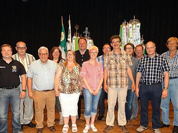 Der neue Hauptvorstand des Rhönklubs (von links): Harry Baumbach (Region Fulda), Bernhard Bierwisch (Region Ulster), Jürgen Reinhardt (Präsident), Yvonne Weider (Hauptjugendwartin), Edith Zink (Hauptfamilienwartin), Michael Pfaff (Hauptwerbewart), Manuela Baumbach (Schriftführerin), Uwe Schleicher (Hauptwanderwart), Bernd Müller-Strauß (Vizepräsident), Thomas Lemke (Hauptwegewart), Thomas Hammelmann (Region Saale-Sinn), Thomas Imhof (Schatzmeister) und Jochen Rümann (Hauptnaturschutzwart). Fo...