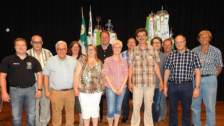 Der neue Hauptvorstand des Rhönklubs (von links): Harry Baumbach (Region Fulda), Bernhard Bierwisch (Region Ulster), Jürgen Reinhardt (Präsident), Yvonne Weider (Hauptjugendwartin), Edith Zink (Hauptfamilienwartin), Michael Pfaff (Hauptwerbewart), Manuela Baumbach (Schriftführerin), Uwe Schleicher (Hauptwanderwart), Bernd Müller-Strauß (Vizepräsident), Thomas Lemke (Hauptwegewart), Thomas Hammelmann (Region Saale-Sinn), Thomas Imhof (Schatzmeister) und Jochen Rümann (Hauptnaturschutzwart). Fo...