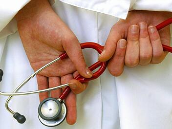 Ein Arzt aus dem Landkreis Kronach soll die Krankenkassen betrogen haben. Foto: Patrick Pleul/dpa