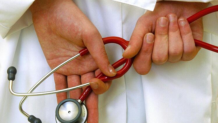 Ein Arzt aus dem Landkreis Kronach soll die Krankenkassen betrogen haben. Foto: Patrick Pleul/dpa