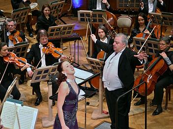 Elisabeth Magnor verführte mit großen Gesten beim Neujahrskonzert der Berliner Symphoniker unter Dirigent Lior Shambadal. Foto: Werner Vogel