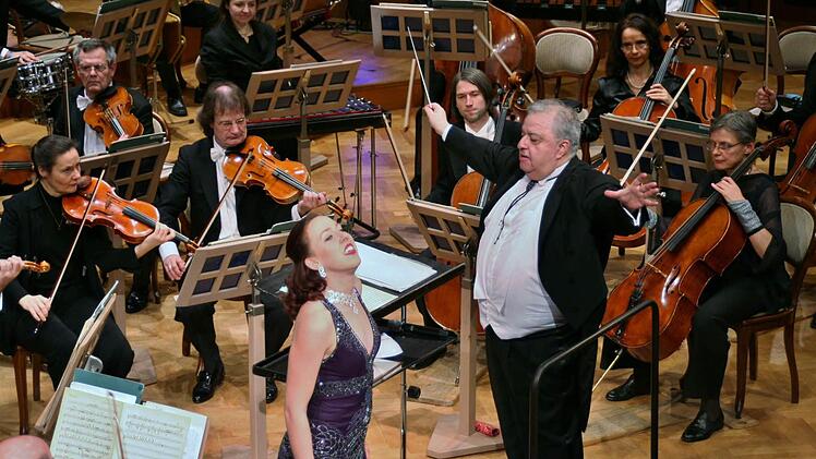 Elisabeth Magnor verführte mit großen Gesten beim Neujahrskonzert der Berliner Symphoniker unter Dirigent Lior Shambadal. Foto: Werner Vogel