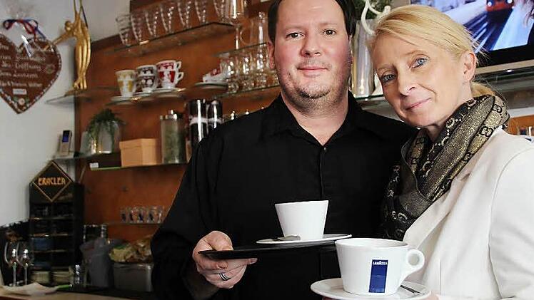 Daniele Rauschenbach hat zum 1. Februar das Café Lavazza am Marktplatz übernommen. Servicekraft Basti ist einer von drei Mitarbeitern. Fotos: Benedikt Borst