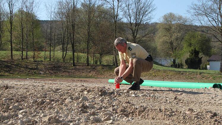 Knapp ein Jahr nach dem Unfall zündet Klaus Wiesler am Unglücksort eine Kerze für den Verstorbenen an. Foto: Ulrike Müller