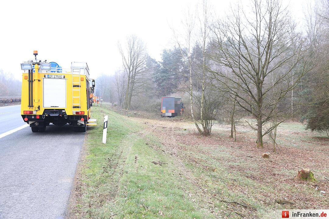 Lkw rast bei Gremsdorf ins Unterholz