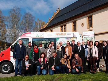 Zahlreichen Firmen aus der Region haben diesen behindertengerechter Kleinbus für das Dominikus-Ringeisen-Werk finanziert.  Foto: D.-R.-Werk
