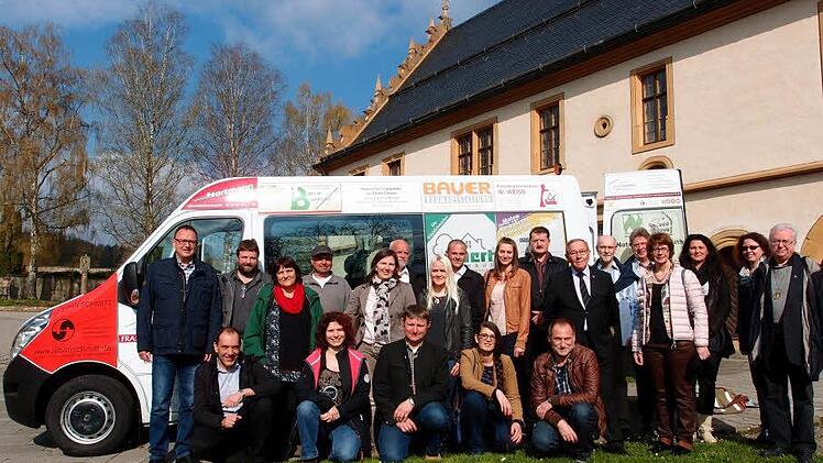 Zahlreichen Firmen aus der Region haben diesen behindertengerechter Kleinbus für das Dominikus-Ringeisen-Werk finanziert.  Foto: D.-R.-Werk