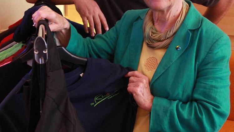 Die neue Rhön-"Fairwear"-Kollektion: Shirts, Kappen und Taschen gibt es ab sofort in Fairtrade-Qualität. Tourismus-Chef Michael Pfaff und Bad Neustädter SPD-Stadträtin Franziska Burmester finden das nur "konsequent". Fotos: Carmen Schmitt