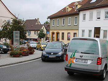 Die Engstelle in der Austraße in Neustadt: Nicht alle Verkehrsteilnehmer nutzen die Umleitungsempfehlung vom Staatlichen Bauamt Bamberg.  Foto: Christian Dreßel