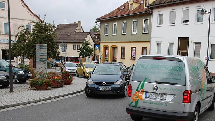 Die Engstelle in der Austraße in Neustadt: Nicht alle Verkehrsteilnehmer nutzen die Umleitungsempfehlung vom Staatlichen Bauamt Bamberg.  Foto: Christian Dreßel