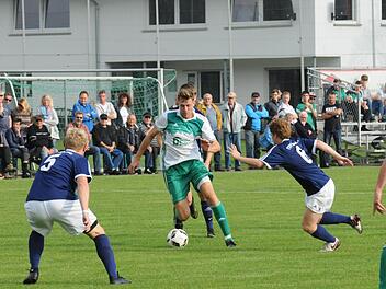 Riedenberg bestimmte das Geschehen in den ersten 20 Minuten und brachte Gochsheims Kasten in große Gefahr, doch Zählbares sprang nicht heraus. Unser Bild zeigt Riedenbergs Philipp Dorn (Mitte) beim Versuch, mit dem Ball durch die Verteidiger Moritz Pfister (links) und Manuel Zweiböhmer zu kommen.ssp