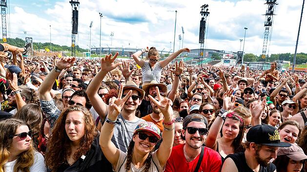 Die Stimmung bei Rock im Park 2018 war genial. Weniger zu Lachen hat aber nun die Reinigungsfirma - die hat  mit der Beseitigung des M&uuml;lls alle H&auml;nde voll zu tun. Foto: Matthias Hoch