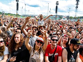 Die Stimmung bei Rock im Park 2018 war genial. Weniger zu Lachen hat aber nun die Reinigungsfirma - die hat  mit der Beseitigung des Mülls alle Hände voll zu tun. Foto: Matthias Hoch