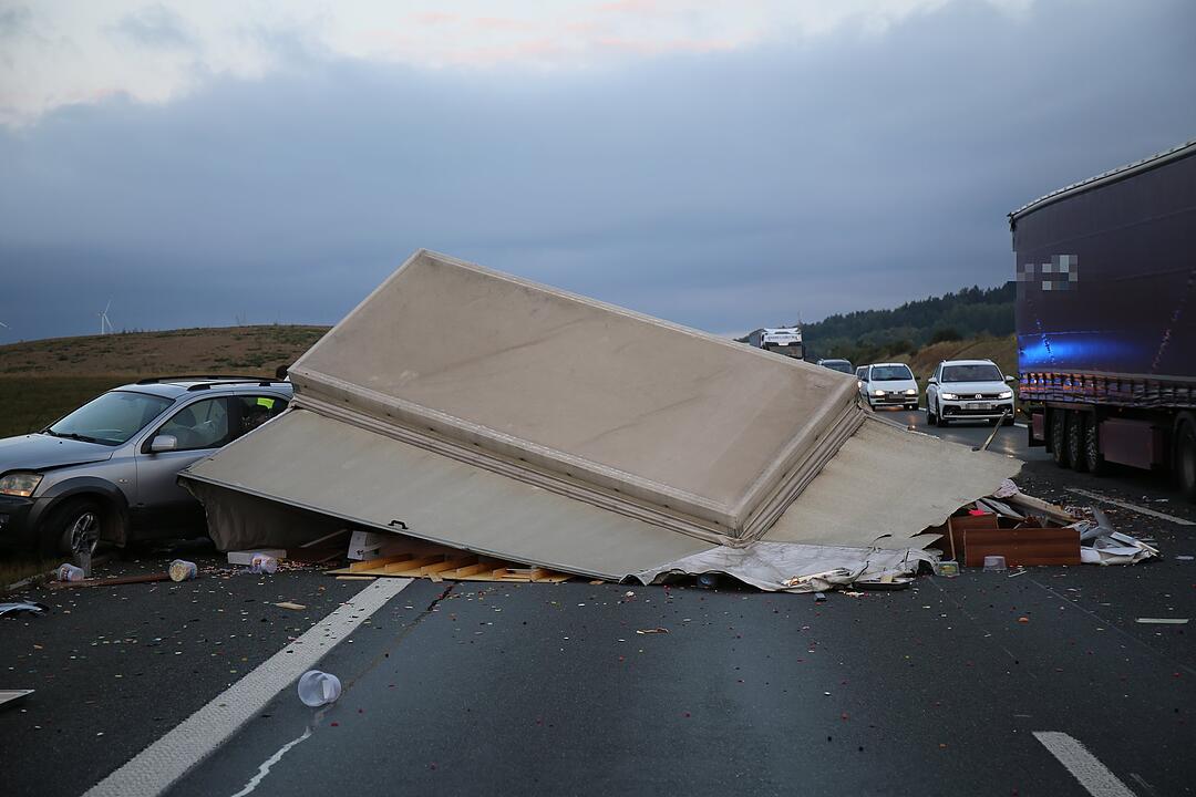Anhänger umgekippt - Gummibärchen auf der A9 verteilt