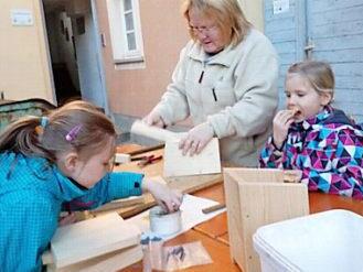 Dank fachkundiger Anleitung war der Nistkastenbau f&uuml;r das "Junge Gem&uuml;se" ein Kinderspiel. Foto: privat
