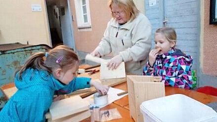 Dank fachkundiger Anleitung war der Nistkastenbau f&uuml;r das "Junge Gem&uuml;se" ein Kinderspiel. Foto: privat
