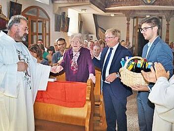 Mit herzlichen Worten dankten (von links) Pfarrer Kosma Rejmer, Kirchenpfleger Karlheinz Kohles, Mesner Simon Fiedler und Diakon Herbert Mayer der scheidenden Organistin Sieglinde Tremel. Foto: Ingrid Kohles
