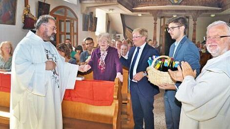 Mit herzlichen Worten dankten (von links) Pfarrer Kosma Rejmer, Kirchenpfleger Karlheinz Kohles, Mesner Simon Fiedler und Diakon Herbert Mayer der scheidenden Organistin Sieglinde Tremel. Foto: Ingrid Kohles