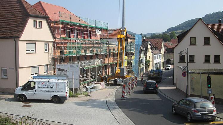 Wird der Rathausneubau ein Fass ohne Boden? Immer mehr Nachträge verteuern das Projekt und verzögern die Arbeitsabläufe.  Foto: Winfried Ehling