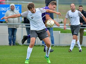 200 Zuschauer sahen ein packendes Spiel in der Kreisklasse 3 zwischen der SG Sambach/Steppach/Herrnsdorf-Schl&uuml;sselau  um Frank Zeiler (wei&szlig;es Trikot) und dem FC Pommersfelden. In der Nachspielzeit trafen die Gastgeber per Foulelfmeter zum 3:2-Derbysieg.Picturedreams