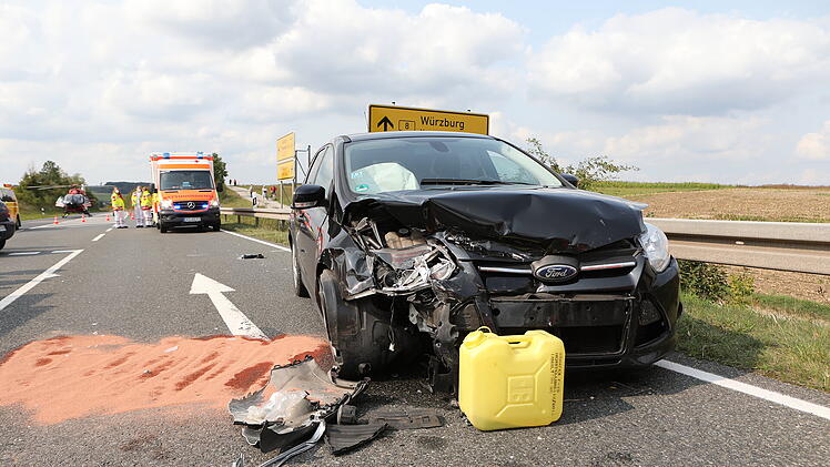 Zwei Personen bei Unfall auf der B8 schwer verletzt