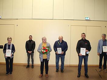 Freude über die Ehrungen bei Hannelore Mersdorf, Vorsitzender Matthias Hüttl, Ursula Beiersdörfer, Helmar Hüfner, Oliver Noelte und Klaus Blum (von links). Foto: Hilmar Ruppert