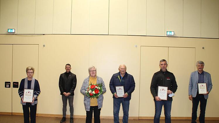 Freude über die Ehrungen bei Hannelore Mersdorf, Vorsitzender Matthias Hüttl, Ursula Beiersdörfer, Helmar Hüfner, Oliver Noelte und Klaus Blum (von links). Foto: Hilmar Ruppert