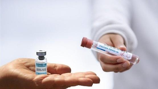 Für viele Menschen scheint es befremdlich, dass der Corona-Impfstoff so schnell zugelassen worden ist. Andere argumentieren mit Wissenswachstum und Impferfahrung.