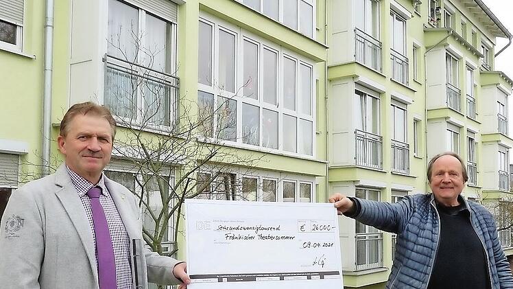 Rotary-Präsident Ludwig Weiß (links) übergibt einen symbolischen Scheck an Theaterintendant Jan Burdisnki.