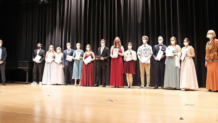 13 Schülerinnen und Schüler des Kaspar-Zeuß-Gymnasiums Kronach erreichten einen „echten“ Einserschnitt im Abitur 2021.