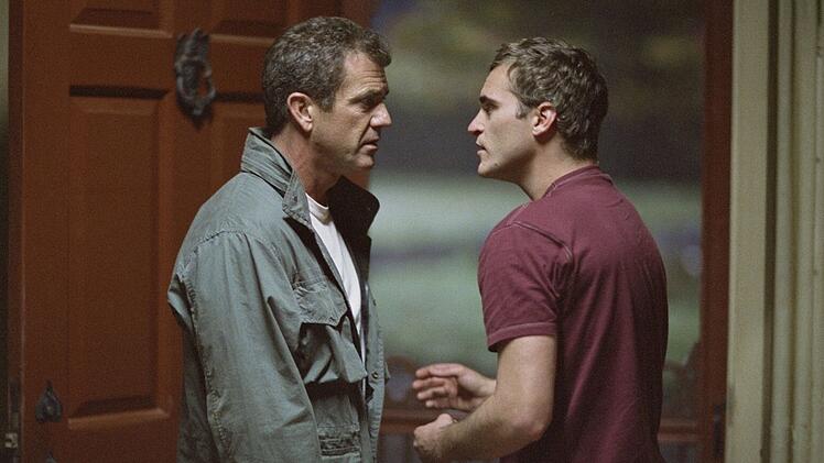 Nach dem Unfalltod seiner Frau hat Graham Hess (Mel Gibson, links) den Talar und seinen Glauben abgelegt und lebt nun mit Bruder (Joaquin Phoenix) und Kindern zurückgezogen auf einer Farm.