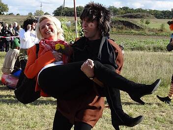 Sprachlos war Landrätin Tamara Bischof, als sie beim Mainsondheimer Kirchweihumzug von Quasimodo aus den Zuschauern herausgezogen und  auf den Arm genommen wurde. Als verrückter Hutmacher führte Andreas Böhm durch's Programm.