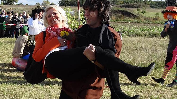 Sprachlos war Landrätin Tamara Bischof, als sie beim Mainsondheimer Kirchweihumzug von Quasimodo aus den Zuschauern herausgezogen und  auf den Arm genommen wurde. Als verrückter Hutmacher führte Andreas Böhm durch's Programm.