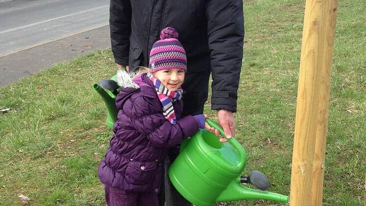 Enkelin Hanna pflanzt mit Opa Reimar Glückler, dem Initiator des Familienwaldes.