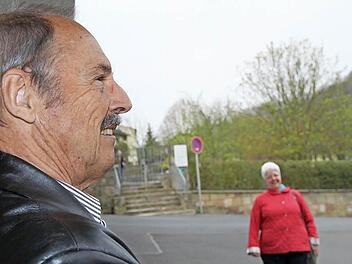 Genau hier war es: Vor dem Eingang des ehemaligen Gymnasiums am Kirchplatz erblickte Dieter Widmann seine seine heutige Frau Dietlinde zum ersten Mal - doch sie ließ ihn erst einmal zappeln. Foto: Ulrike Müller