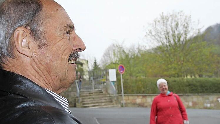 Genau hier war es: Vor dem Eingang des ehemaligen Gymnasiums am Kirchplatz erblickte Dieter Widmann seine seine heutige Frau Dietlinde zum ersten Mal - doch sie ließ ihn erst einmal zappeln. Foto: Ulrike Müller