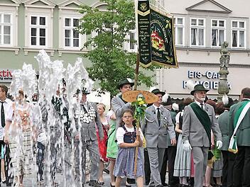 Erst ordentlich in die Reihe stellen, dann aber schnell mal zum Wasser rennen und abkühlen, war für viele hoch dekorierte Schützen die Devise bei der Fahnenabholung am Marktplatz. Fotos: Albert Höchstätter