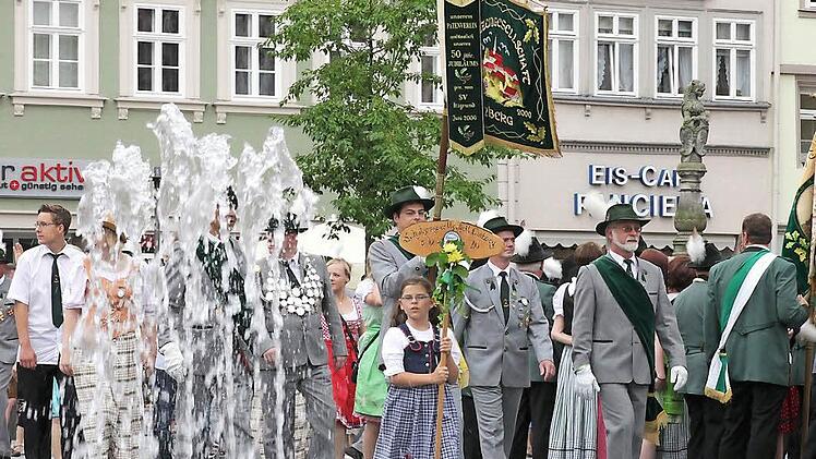 Erst ordentlich in die Reihe stellen, dann aber schnell mal zum Wasser rennen und abkühlen, war für viele hoch dekorierte Schützen die Devise bei der Fahnenabholung am Marktplatz. Fotos: Albert Höchstätter